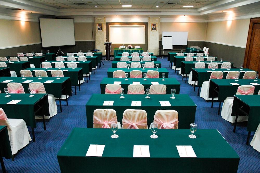 Metro Park View Hotel Kota Lama Semarang Exterior photo