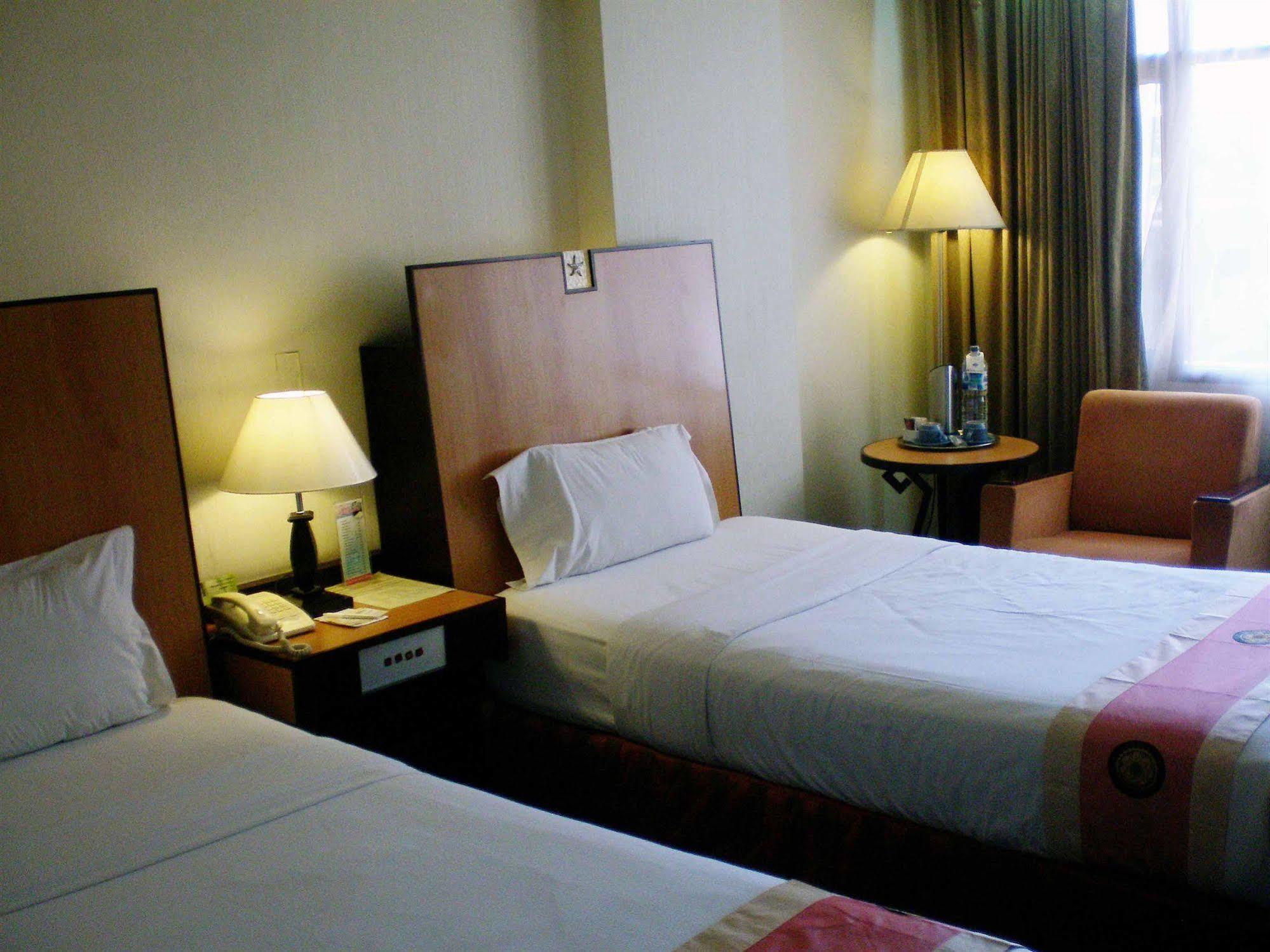 Metro Park View Hotel Kota Lama Semarang Exterior photo